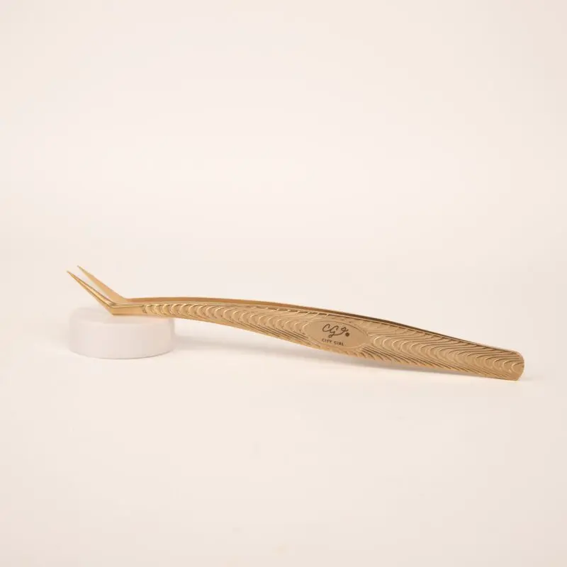 PINZA CURVA L PARA EXTENSION DE PESTAÑAS (DORADO - 1 UND - CAJA ACRILICA)